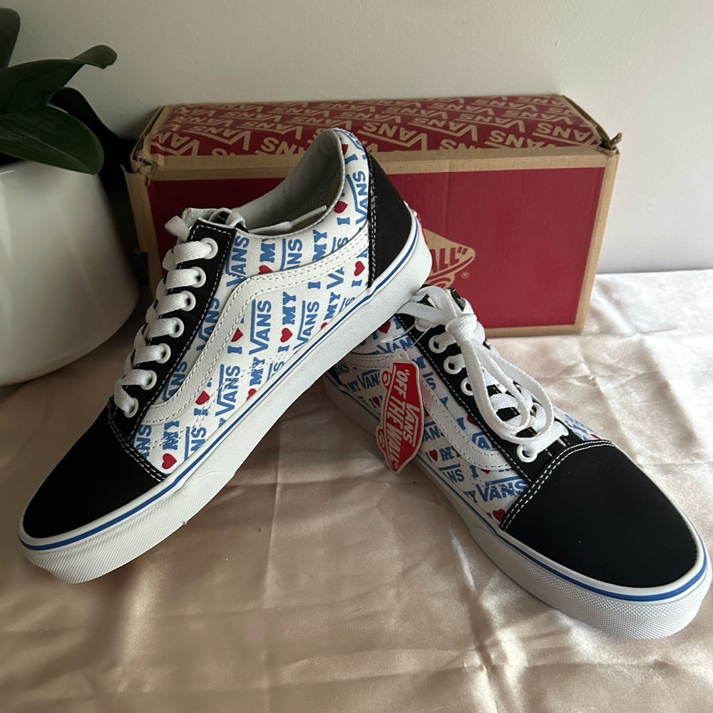 Vans shoes Unisex size UsM7.5/W9 Eu40 Brand New